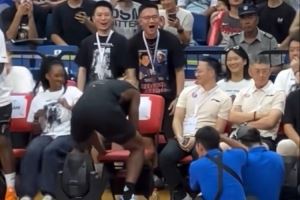 🙈巴特勒中国行期间对着椅子做出“不可描述”庆祝动作 🙈巴特勒中国行期间对着椅子做出“不可描述”庆祝动作