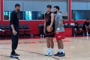 谢泼德的暑期特训!范弗里特和小谢一起训练 不忘指点一番 谢泼德的暑期特训!范弗里特和小谢一起训练 不忘指点一番