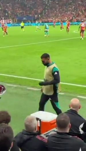 欢迎来到地狱!加拉塔萨雷爆发巨大嘘声,萨拉赫抵挡不住捂耳朵 欢迎来到地狱!加拉塔萨雷爆发巨大嘘声,萨拉赫抵挡不住捂耳朵