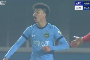 何超故意手球染黄,裁判未吹浙江有利进攻,王钰栋愤怒砸球 何超故意手球染黄,裁判未吹浙江有利进攻,王钰栋愤怒砸球