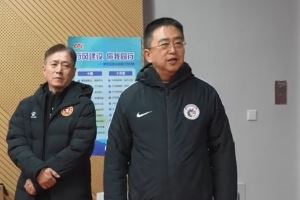 沈阳市委副书记亲临更衣室祝贺铁人:明年在中超继续展现铁人精神 沈阳市委副书记亲临更衣室祝贺铁人:明年在中超继续展现铁人精神