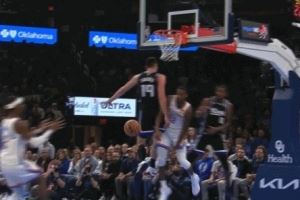 秀操作!华莱士抢断空中转体骗过两人助攻亚历山大轻松得分 秀操作!华莱士抢断空中转体骗过两人助攻亚历山大轻松得分