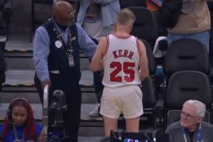 🤣这老古董哪儿找来的啊?有球迷身穿科尔公牛球衣场边观赛 🤣这老古董哪儿找来的啊?有球迷身穿科尔公牛球衣场边观赛