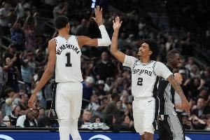 这个组合稳了!文班+哈珀同时在场 进攻效率联盟第4 防守效率第1 这个组合稳了!文班+哈珀同时在场 进攻效率联盟第4 防守效率第1