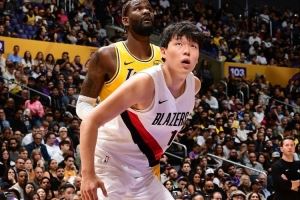 记者:杨瀚森卡位拿篮板表现还不够理想 克林根场上存在感更强 记者:杨瀚森卡位拿篮板表现还不够理想 克林根场上存在感更强