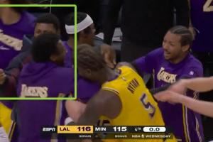 你小子!八村摘里夫斯头带甩着玩庆祝绝杀😅打了斯玛特大嘴巴子 你小子!八村摘里夫斯头带甩着玩庆祝绝杀😅打了斯玛特大嘴巴子