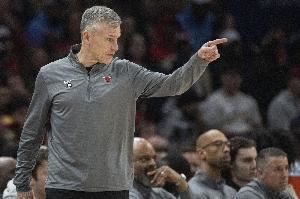 多诺万:尼克斯今夏没有联系我&他们找了公牛管理层 我有责任留下 多诺万:尼克斯今夏没有联系我&他们找了公牛管理层 我有责任留下