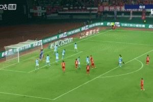 梅州扳回一个!奥马尔松门前乱战中补射得手,梅州1-2大连 梅州扳回一个!奥马尔松门前乱战中补射得手,梅州1-2大连