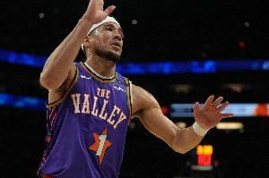 太阳主帅:布克持球无球端都需要做好 他能精准判断何时发起攻击 太阳主帅:布克持球无球端都需要做好 他能精准判断何时发起攻击