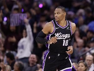 阿泰:威少值得尊重 值得体面收尾 把他印在NBA的Logo上都不为过 阿泰:威少值得尊重 值得体面收尾 把他印在NBA的Logo上都不为过