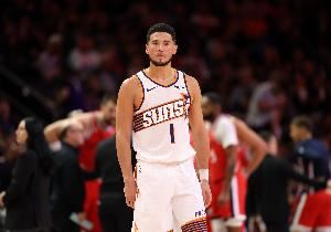 美记：布克今年已29岁 若太阳近几年无法争冠也可考虑交易他