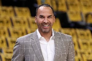 阿里纳斯：哈里森这是背大锅 浓眉变胖怪他？3胜8负是因有人缺阵