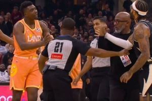 布莱恩特挡人时推倒特伦特引发小冲突&布莱恩特吃T 随后两人和解